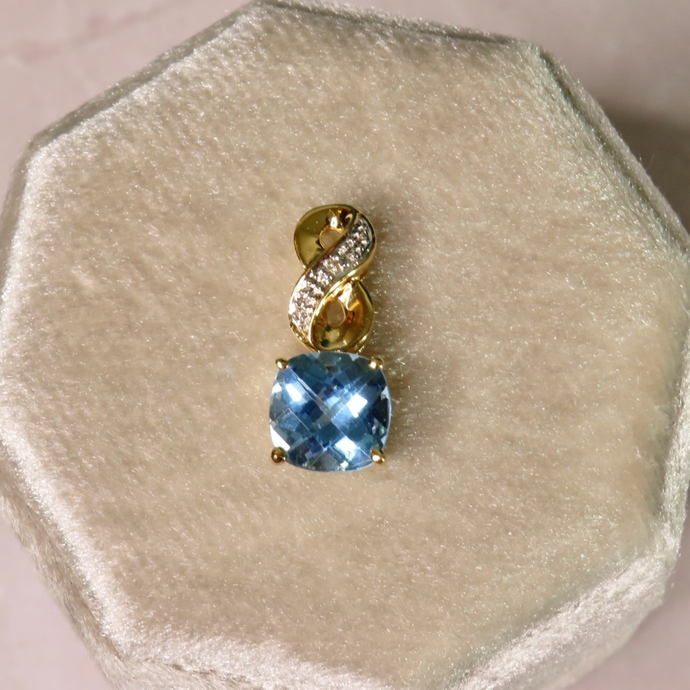 14k Gold Blue Topaz Checkerboard Cut Pendant 1.66g 19mm X 8.1mm